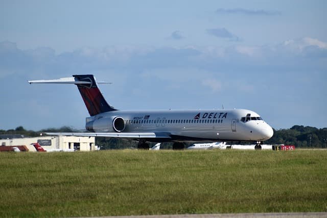 airplane, delta airlines, airport, plane, aircraft, airbus, passenger aircraft, boeing, airliner, transport, tarmac, aviation, william hobby airport, houston, texas, usa, free aviation photography, free photos 2023, 2024